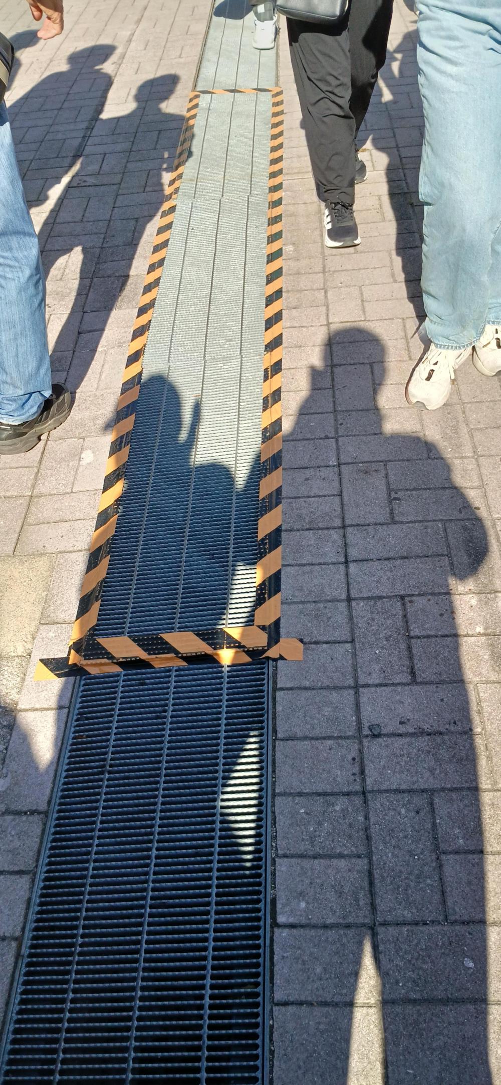 補修された側溝のグレーチング