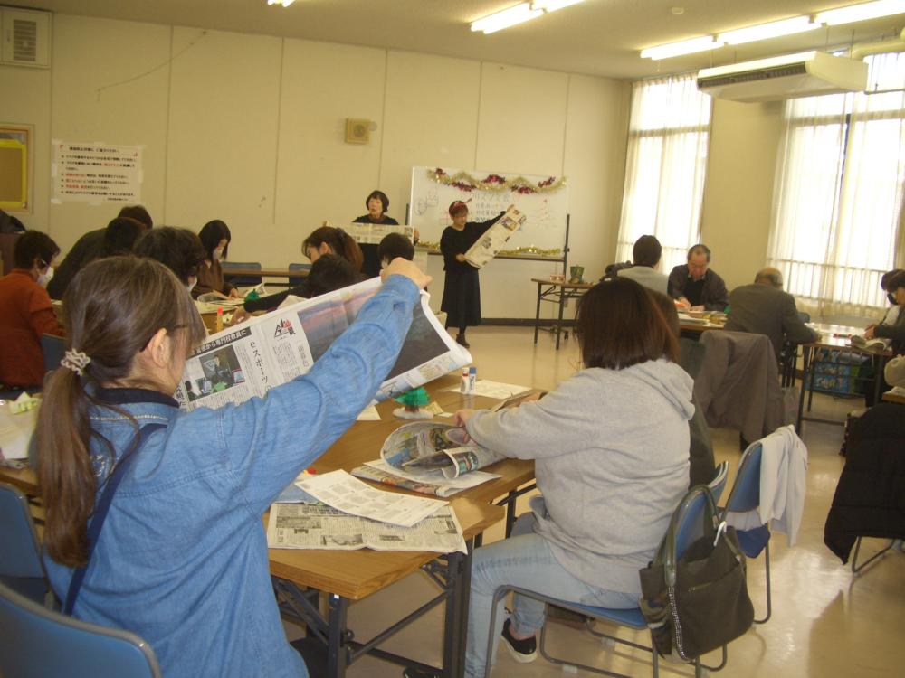 CIMG4495　新聞紙で作るカバン制作風景②