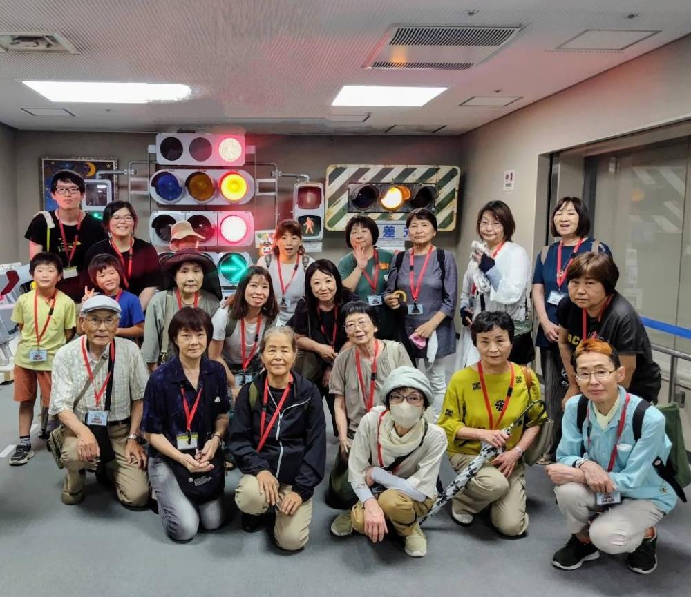 1750379733557~2 社会見学信号機前集合写真修正