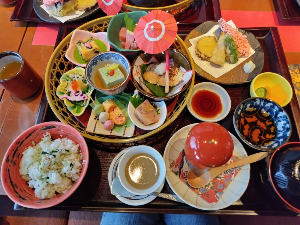 1776333325734 (002)送別会食事