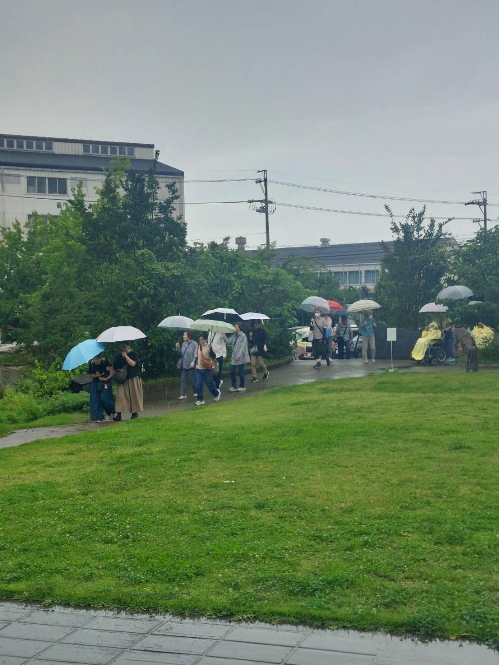 雨の中歩く