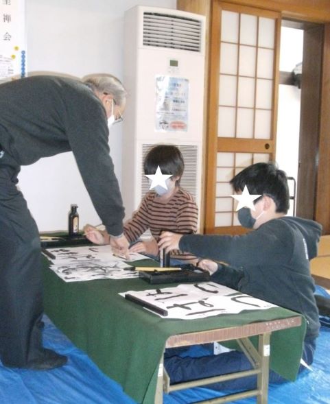 お寺で習字書初め