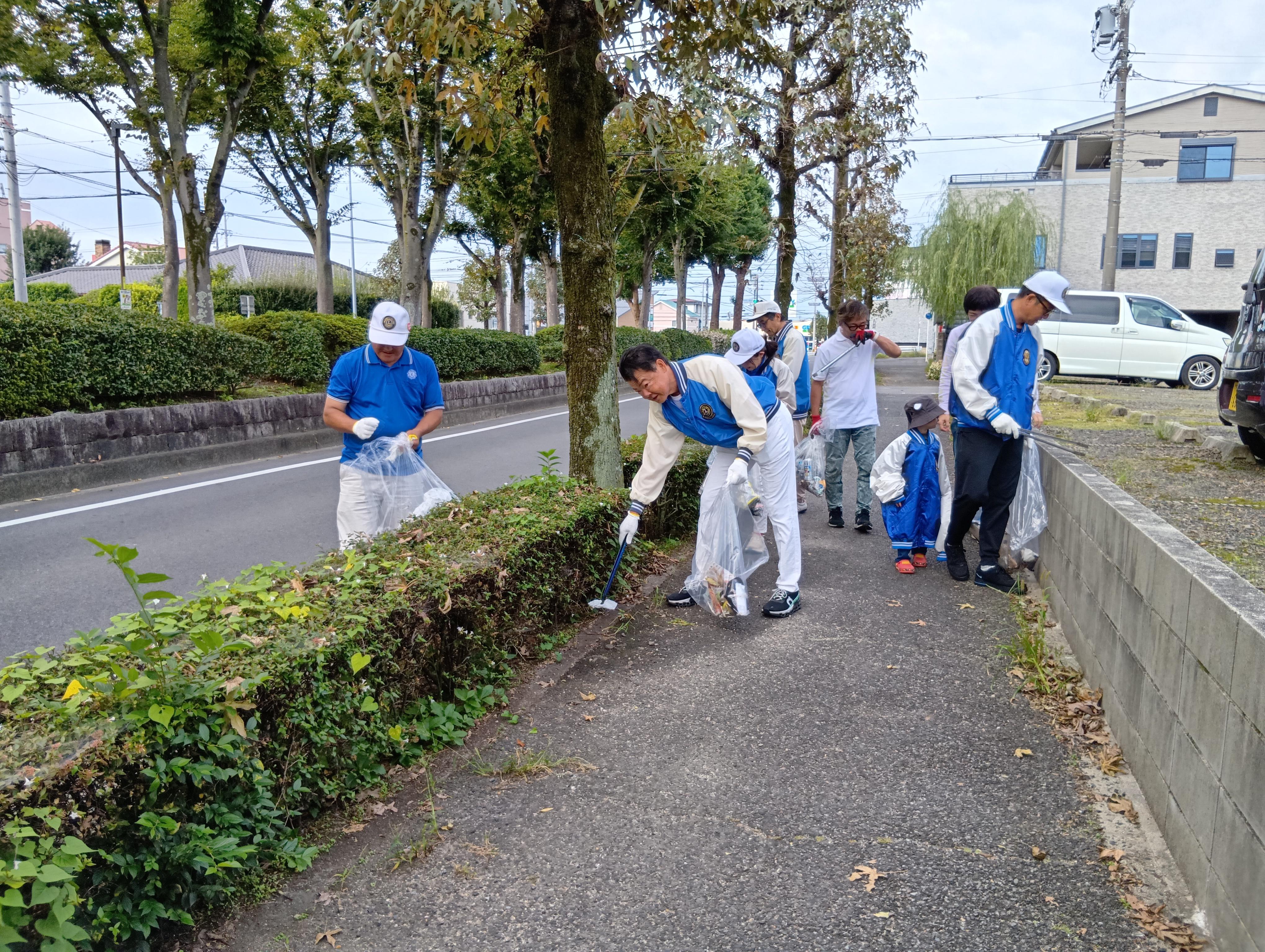 ケローナ通り清掃２.jpg