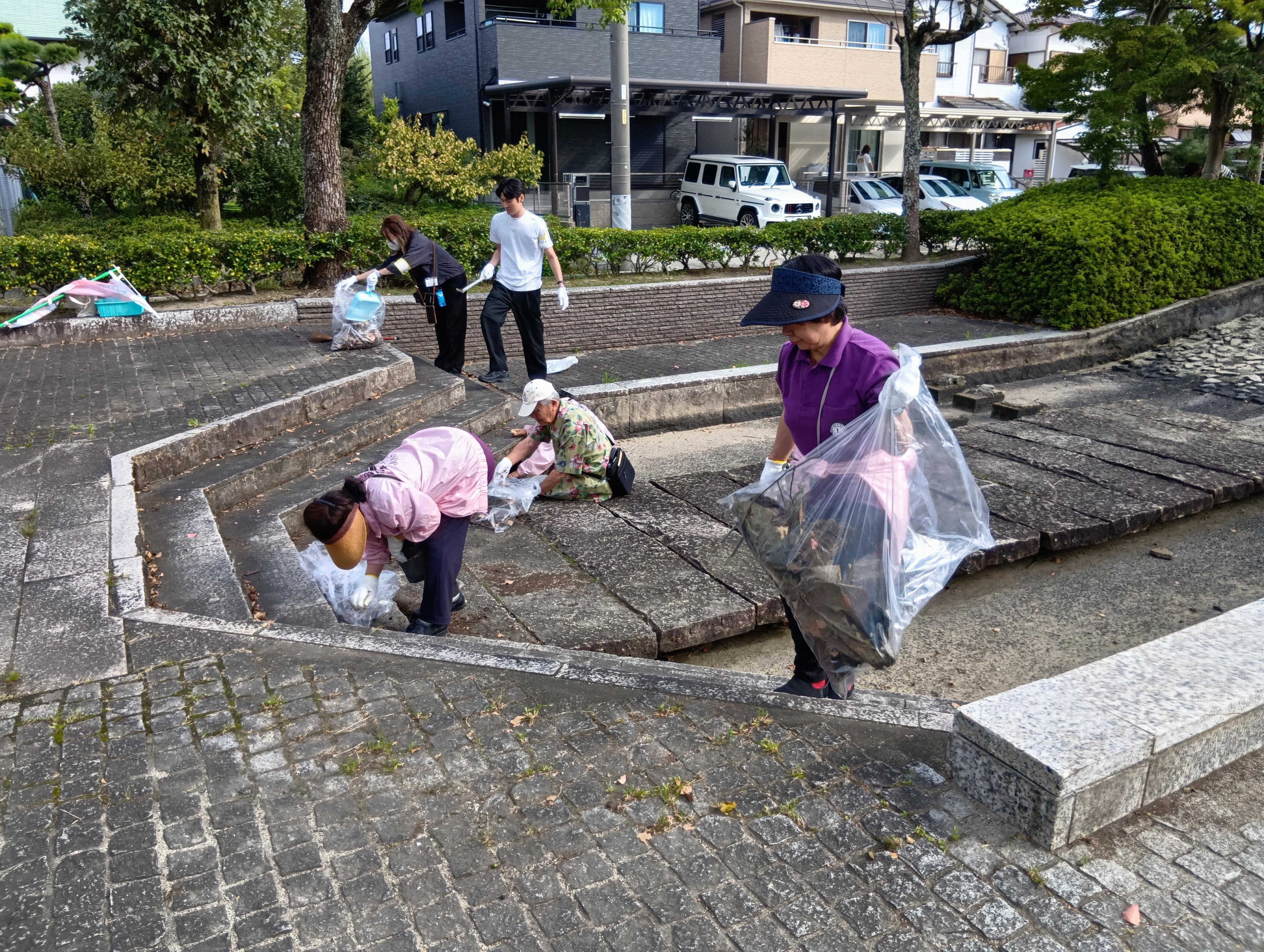 ケローナ通り清掃３.jpg